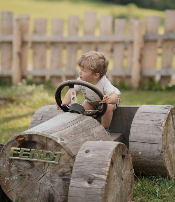 Traktor fahren f&uuml;r die Kleinen - Ferienhof Mair