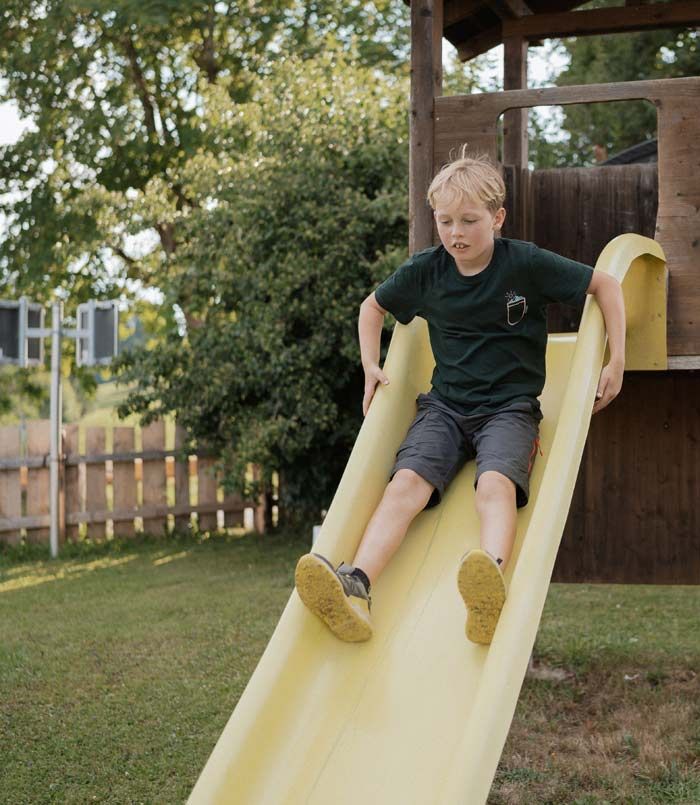 Rutschabfahrt im Garten - Ferienhof Mair