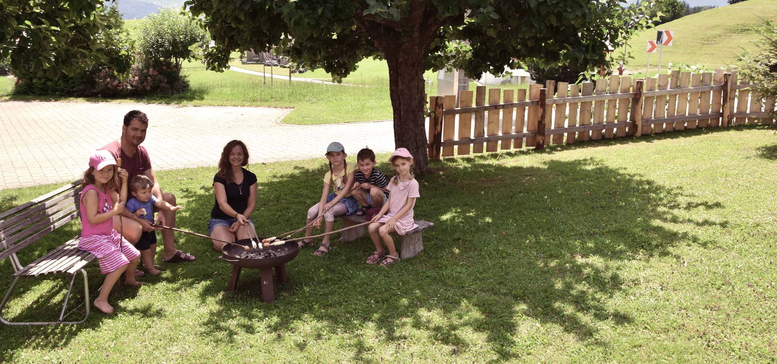 Stockbrot Grillen im Garten vom Ferienhof Mair